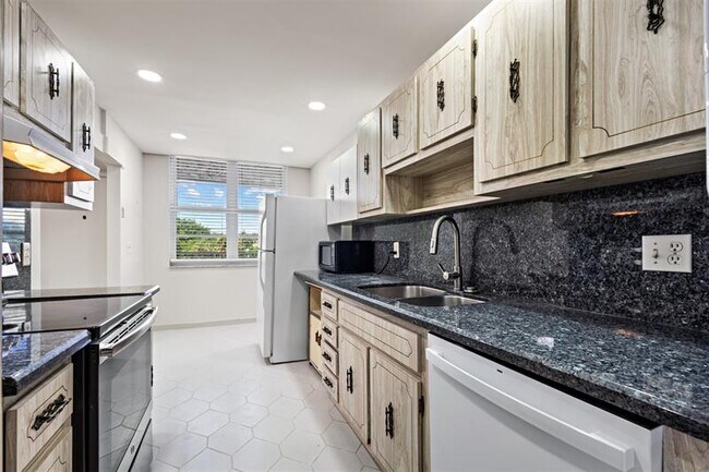 Building Photo - 250 Jacaranda Dr