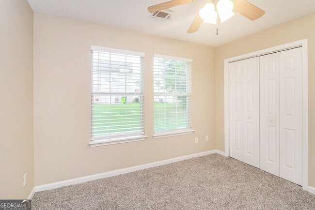 Building Photo - 3695 Longview Dr