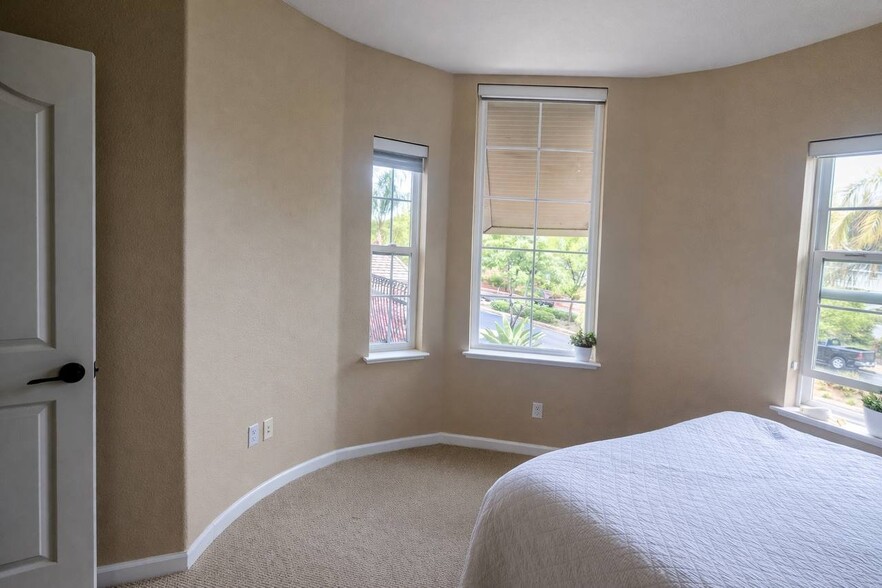 Building Photo - 333 Foothill Dr