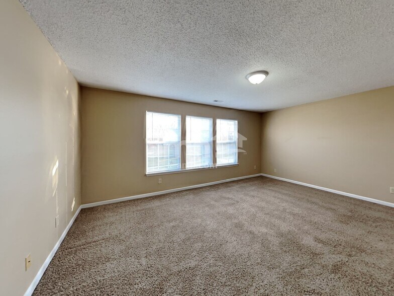 Building Photo - 2092 Fullwood Dr