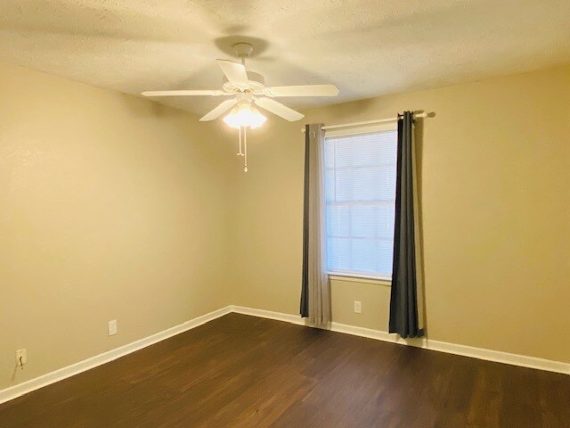 Building Photo - 405 Toby Ln