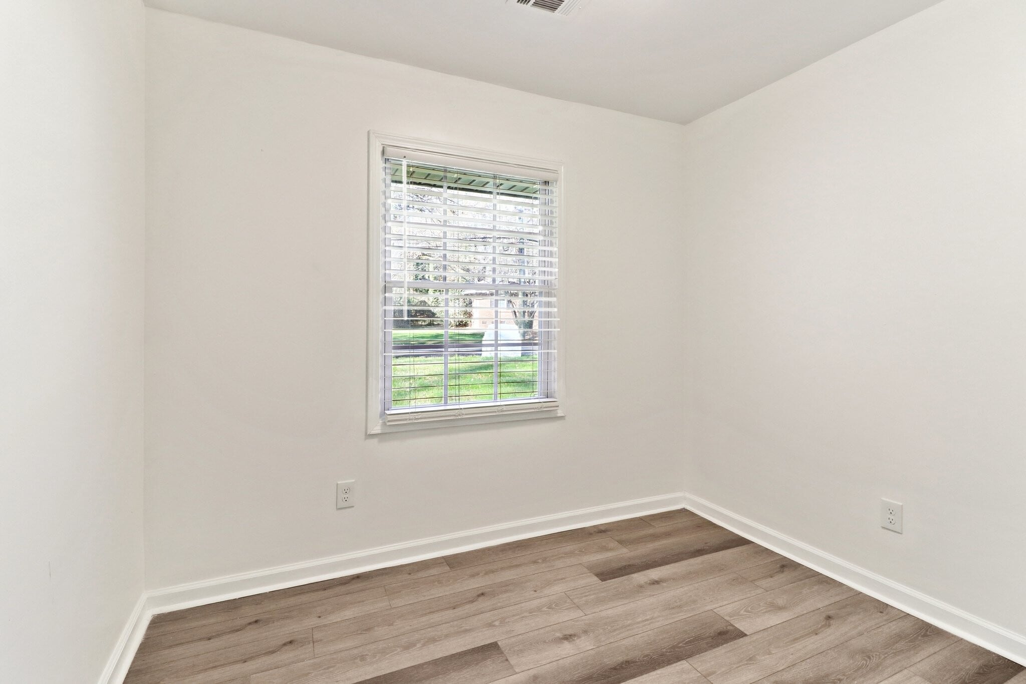 Building Photo - 839 Commodore Dr NW