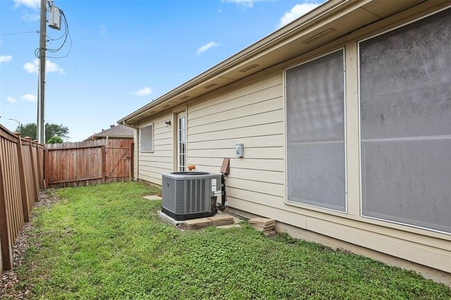 Building Photo - 1602 Village Townhome Dr