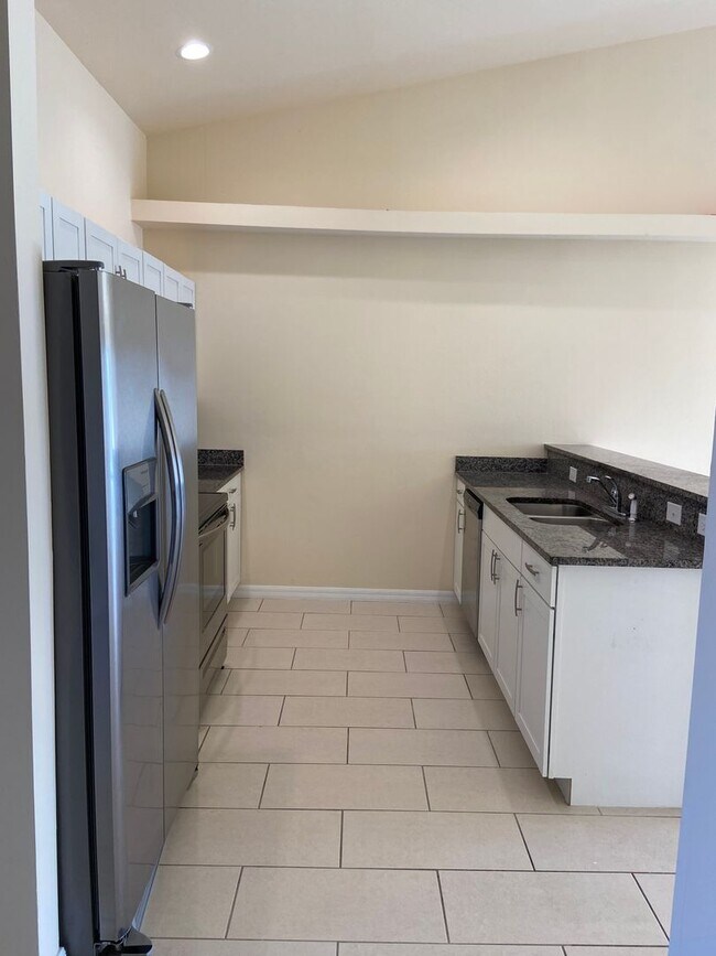 Building Photo - Like New Duplex with 3 Bedroom, 2 Bath and Garage