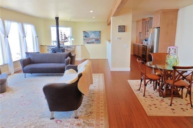Building Photo - Amazing Dash Point Beach Front Home!
