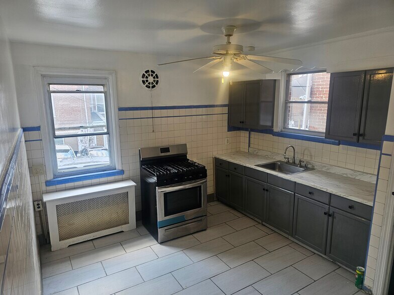 Kitchen with gas range & exhaust fan - 1268 Stirling St