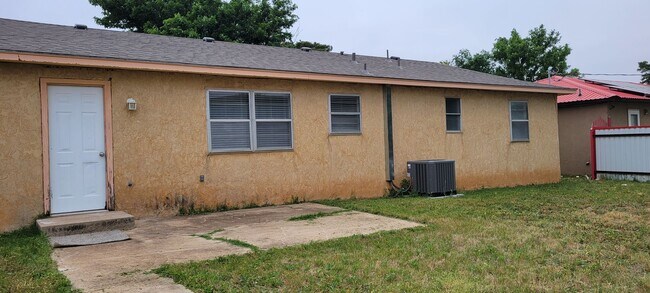 Building Photo - GREAT THREE BEDROOM 2 BATH HOME IN NORTH CLOVIS