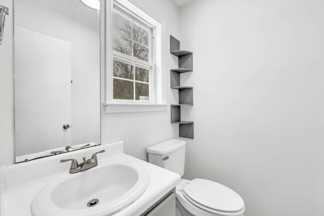 Building Photo - 925 Granny White Rd