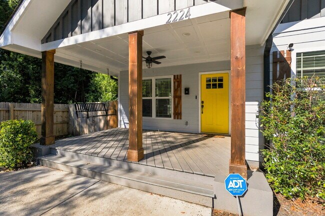 Building Photo - Updated Cottage 5 mins from Uptown Charlotte!