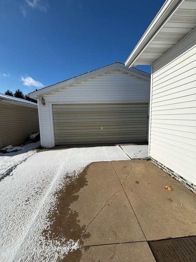 Building Photo - 3 Bedroom Home w/ Garage in Marion, IA