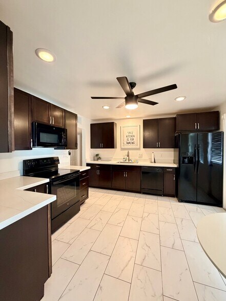Building Photo - 1020 S Lola Ln
