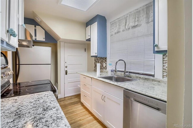 Building Photo - Charming 4 Bed, 2 Bath Town Home in Prime ...