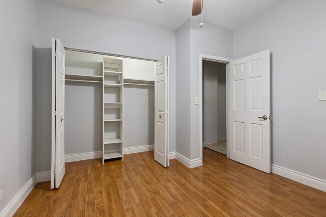 Building Photo - 4520 N Clarendon Ave