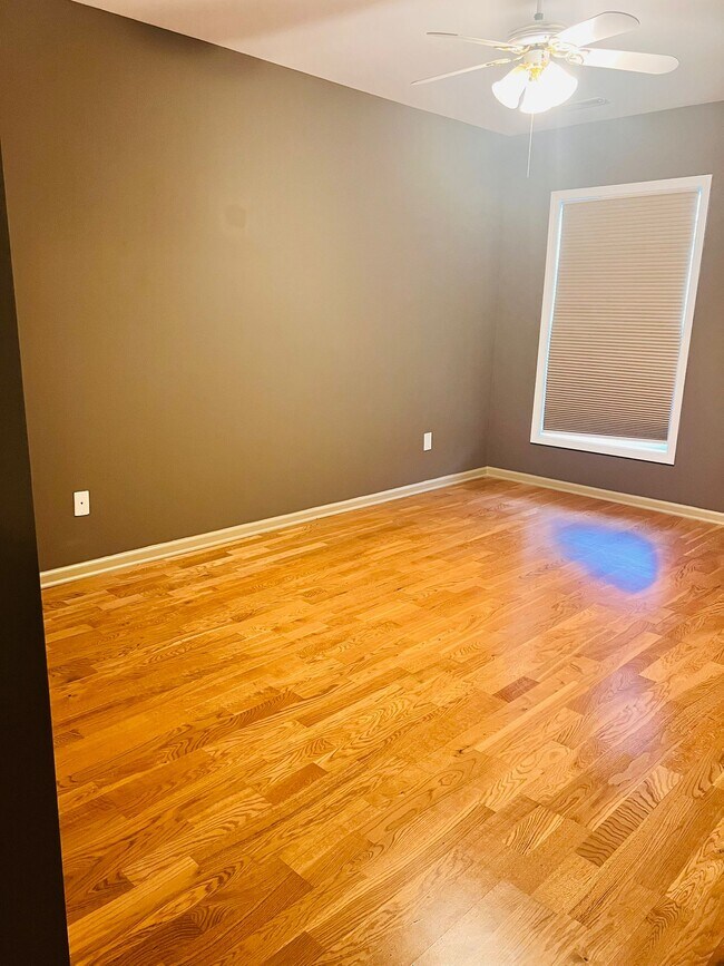 Building Photo - 105 Charing Pl
