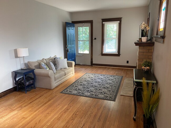 Building Photo - Beautiful Renovation in the Desirable South Hampton Neighborhood