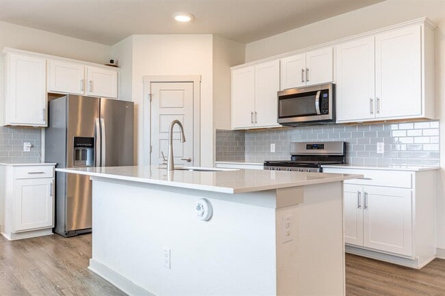 Building Photo - 305 Fairfax Ave