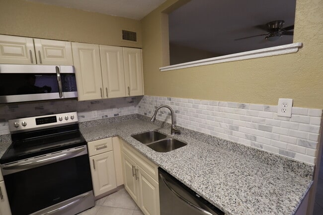 Building Photo - 4124 Flamingo Dr