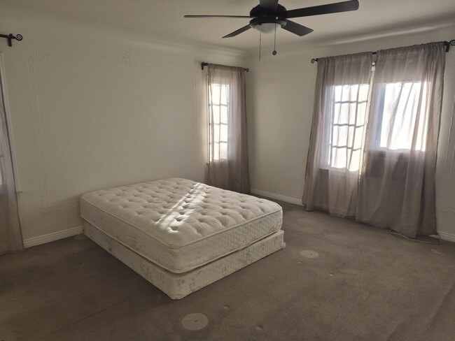 Building Photo - 357 S Doheny Dr