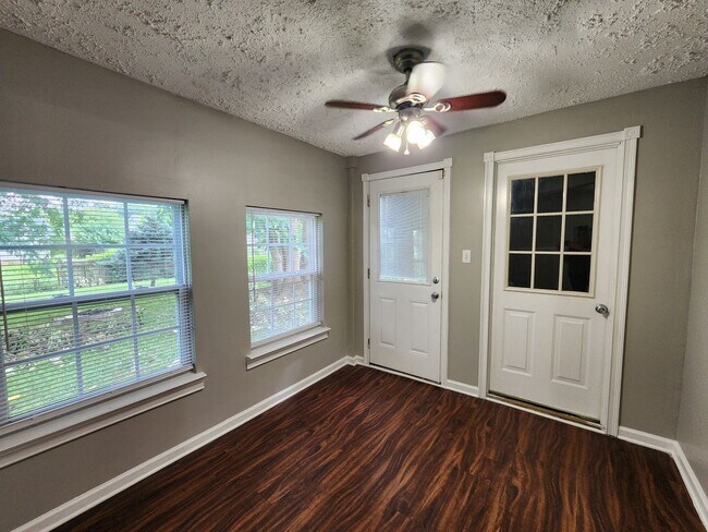 Building Photo - $1400 3 bed 2 bath Oak Grove Home