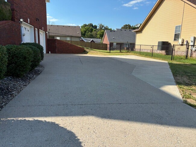 Building Photo - **Summer Ending BUT This Home is HOT**