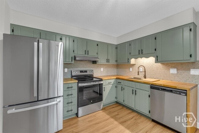 Building Photo - 131 Pointe S Dr