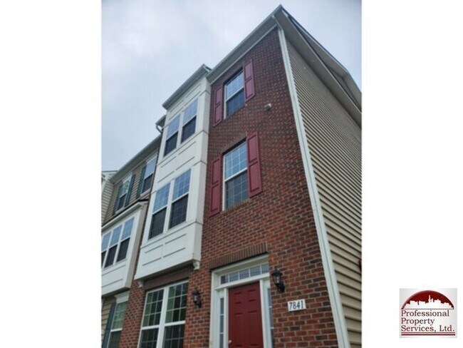 Building Photo - Beautiful Luxury Townhome Near Everything!