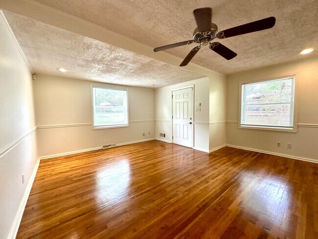 Building Photo - 533 Inwood Dr