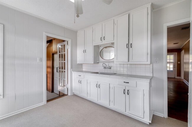 Building Photo - 710 N Ave H