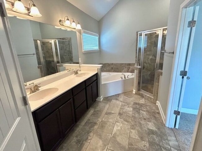 Building Photo - Available Now! Now Leasing a Spacious 4- B...