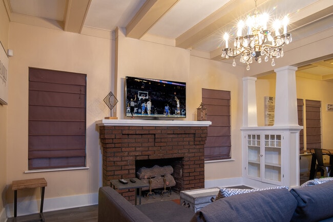 Building Photo - 321 University Ave