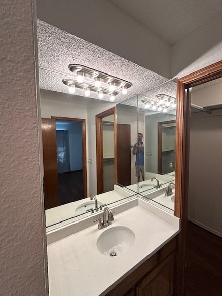 Building Photo - 13909 Fairhill Ave