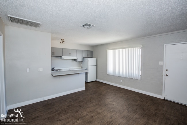 Building Photo - Charming 1Bdm 1Ba Apartment in Central Las Vegas - MI Special