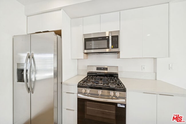 Building Photo - 919 S Sherbourne Dr