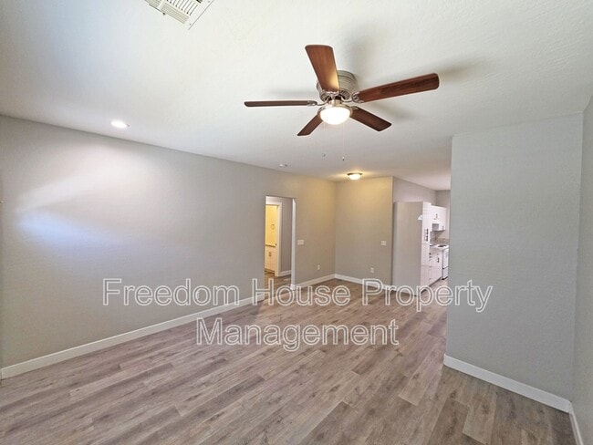 Building Photo - 1121 Sixshooter Ave
