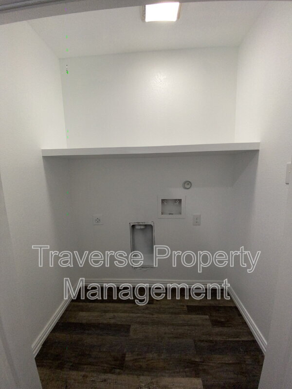 Building Photo - 924 E Annie St