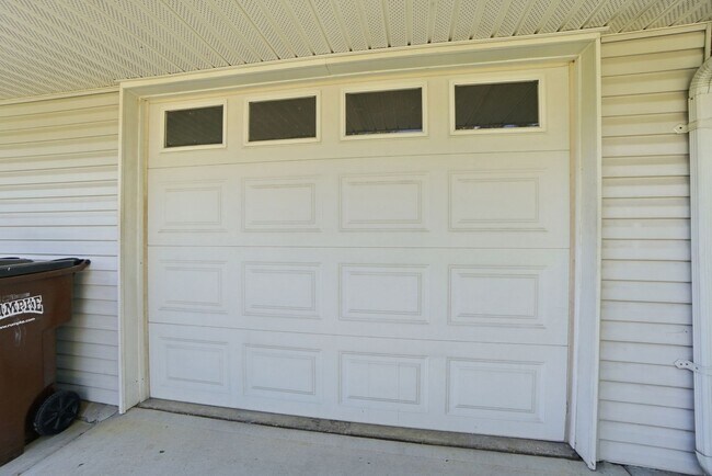 Building Photo - Three Bedroom Home with Great Outdoor Entertainment Space!