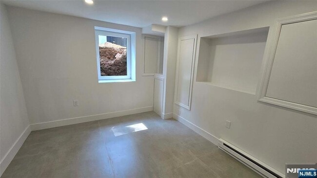 Building Photo - 40 Beechwood Rd