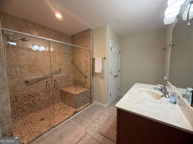 Building Photo - 70 Golden Oaks Dr