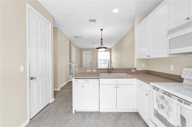 Building Photo - 9943 E Villa Cir