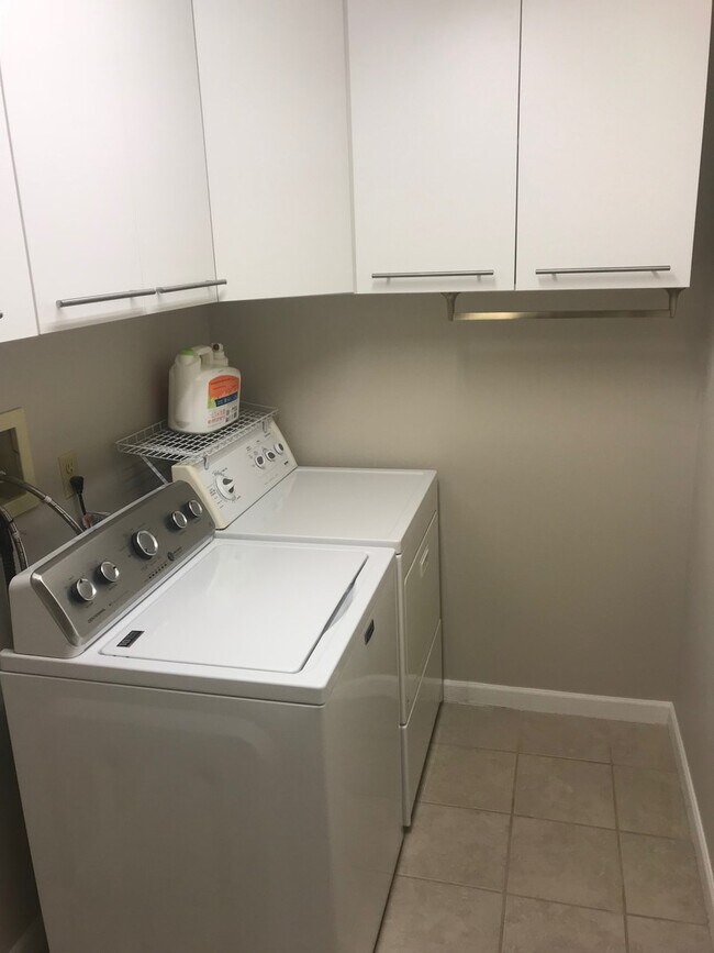 Building Photo - Updated 2 bed 2 bath Plus Office (Or Third...