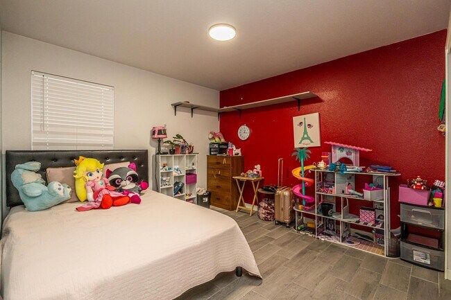 Building Photo - 5220 Feria Dr