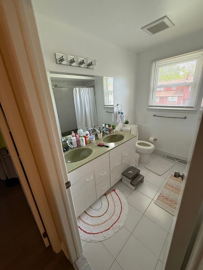 Building Photo - Large House in Cherry Hill East for Rent