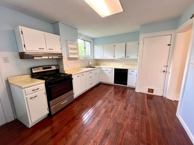 Building Photo - Spacious Home - 3 bedroom 1 bath - Squirre...