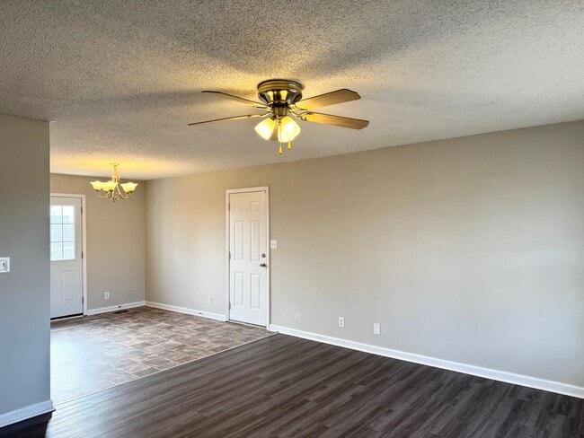 Building Photo - 3 Bedroom 2 Bathroom Open Kitchen