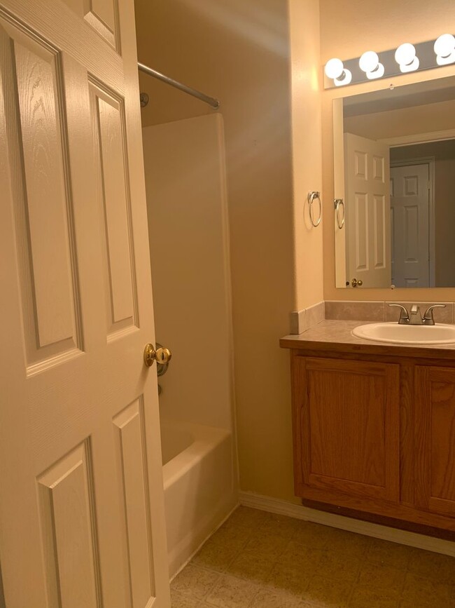Building Photo - Great 3BD 2.5BA Fisher's Landing! Large Fe...