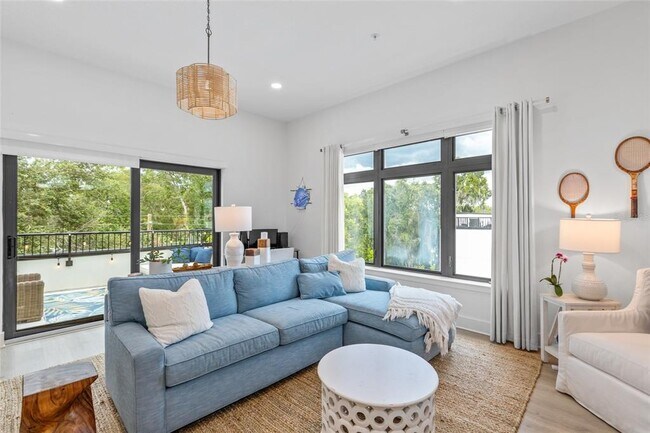 Building Photo - 218 Park Lake St