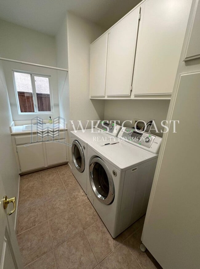 Building Photo - AVAILABLE NOW!!! 3 Bedroom 3 bath Private OASIS backyard in Vista, CA.