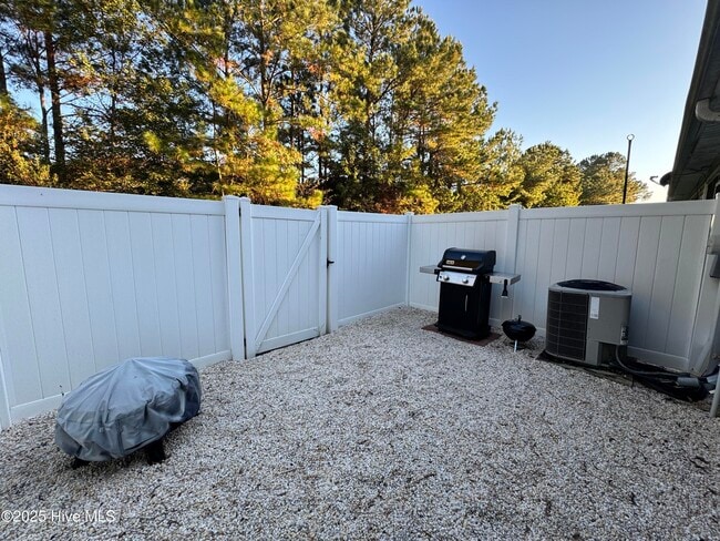 Building Photo - 5006 Banister Loop
