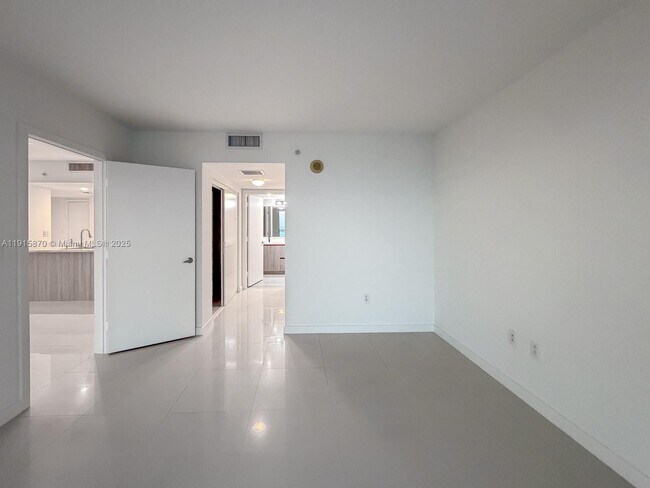 Building Photo - 1800 N Bayshore Dr