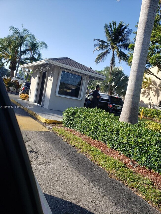 Building Photo - 1120 N Franklin Ave